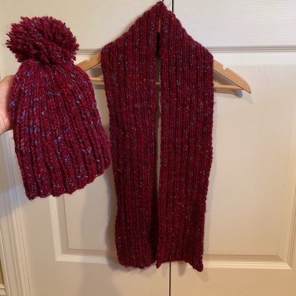 Matching scarf and tuque - Picture 2 of 2